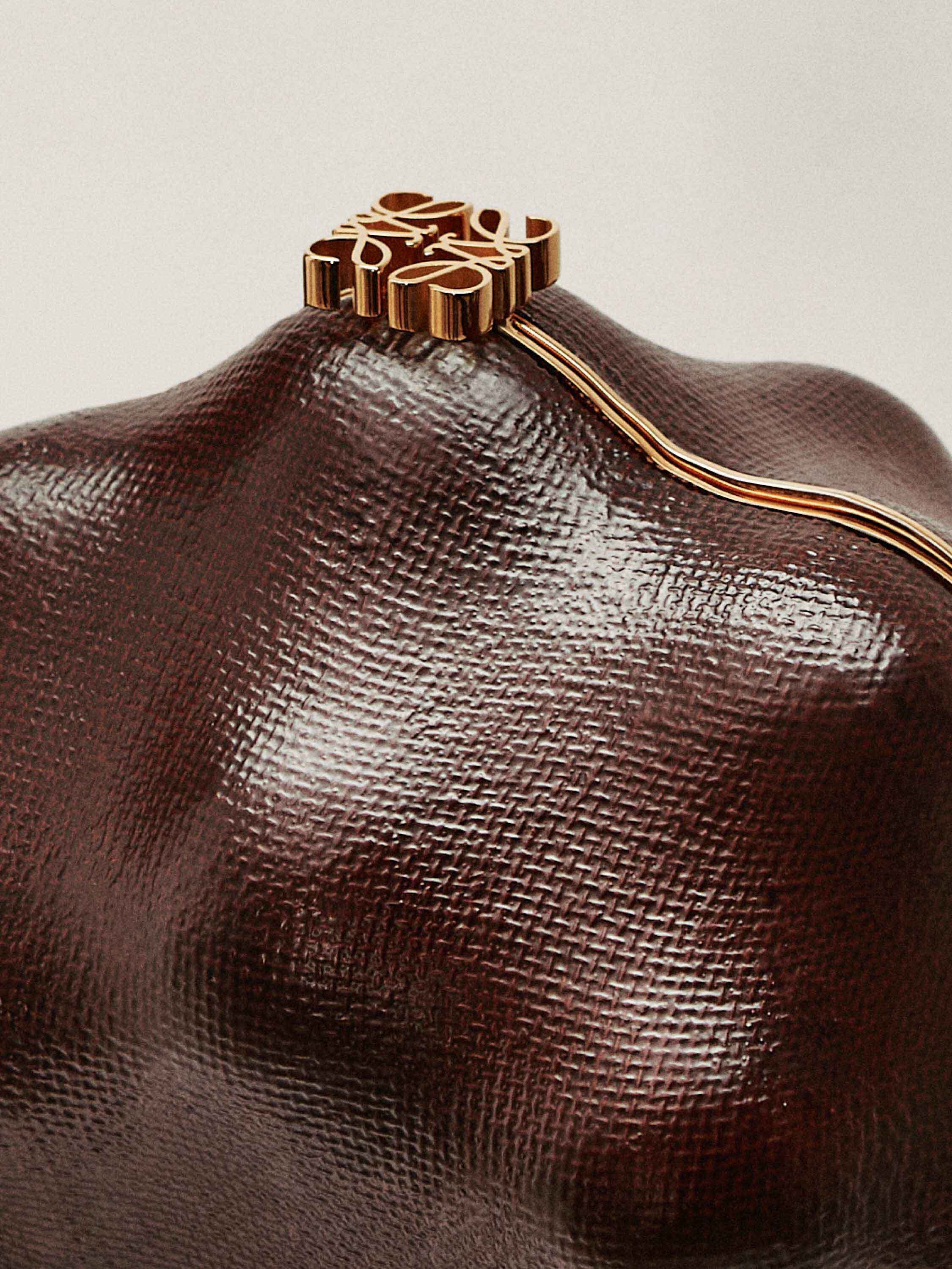 値下げしました。 LOEWE 皮コート/ウッドハンガーつき 値下げしました。 LOEWE 皮コート/ウッドハンガーつき